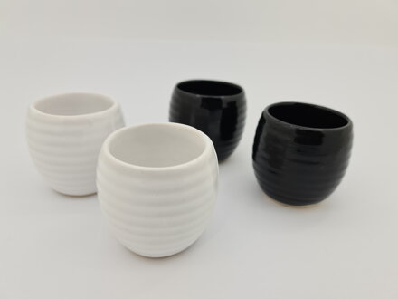 Fehér porcelán szaké üveg